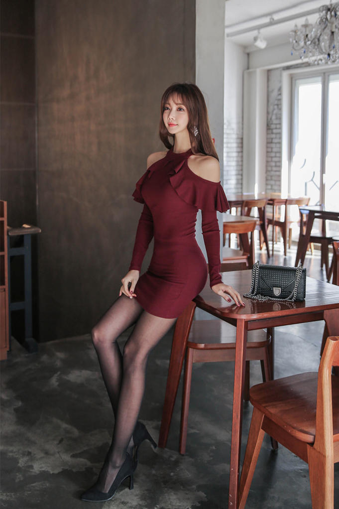 身材性感的韩国丝袜美腿美女尹爱智写真