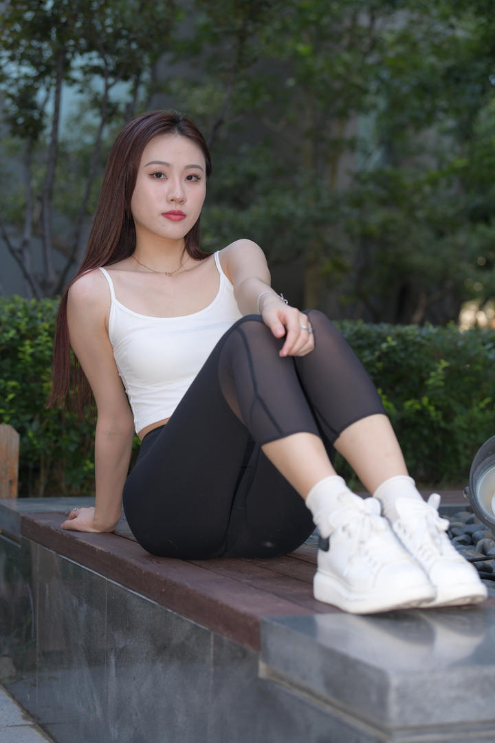 国产手机精品一区紧身裤女神户外写真图片