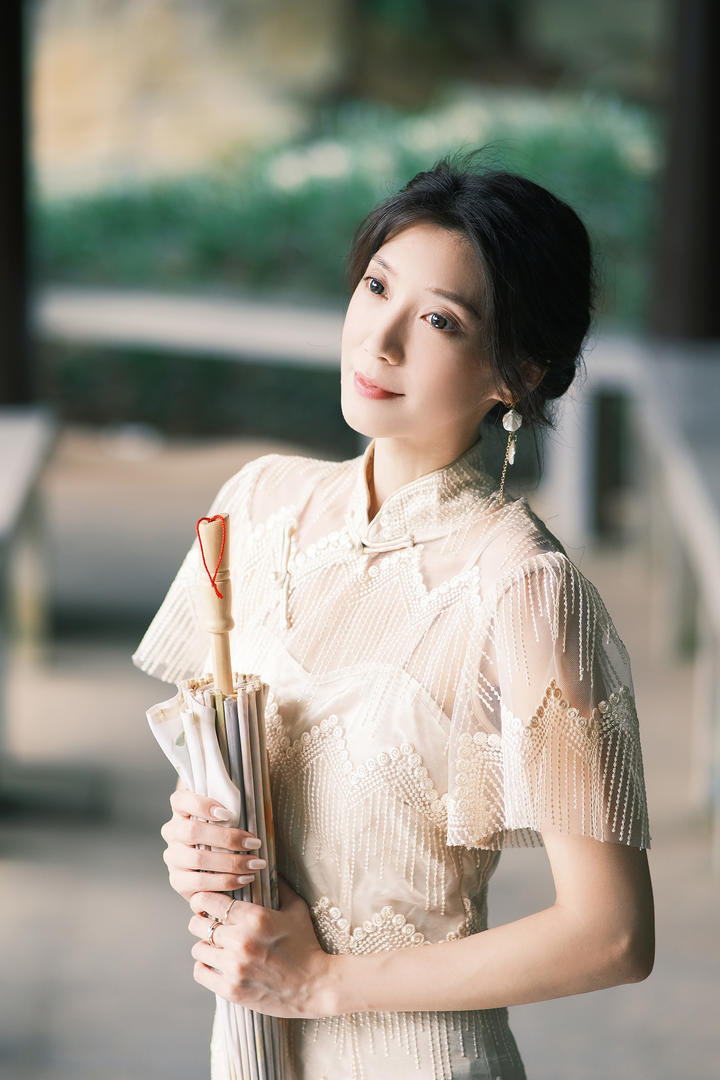 温柔似水的江南女子古典艺术照图片