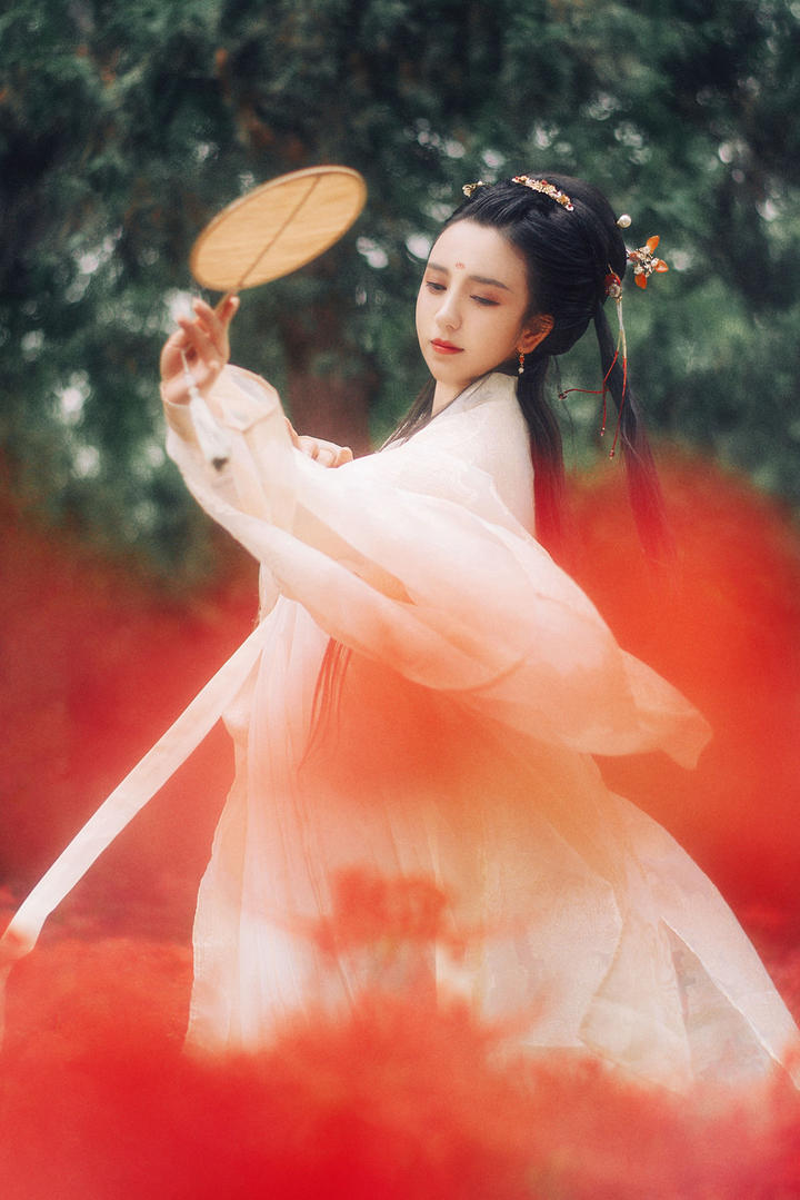 舞扇子的古装美女图片