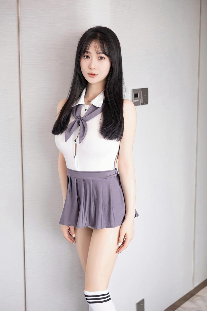 穿超短裙的清纯美腿美女制服诱惑图片