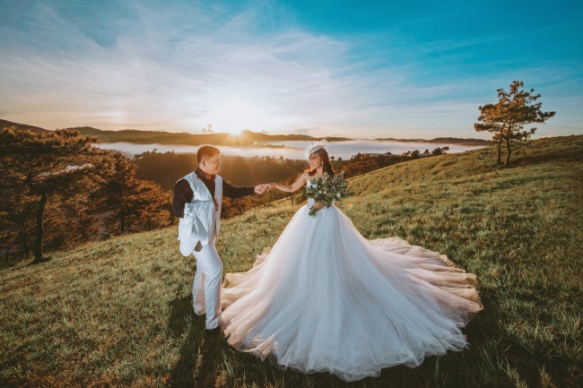 户外山坡草地情侣婚纱图片