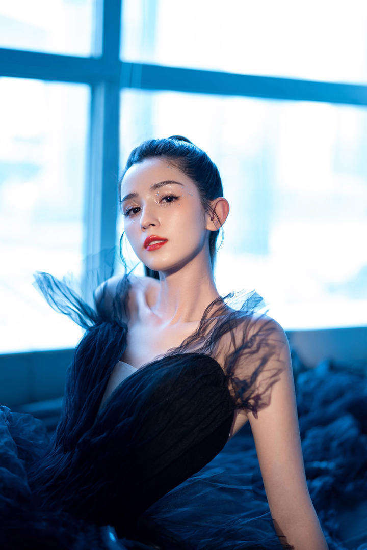 穿着黑色礼服的90后美女明星哈尼克孜高清写真图片