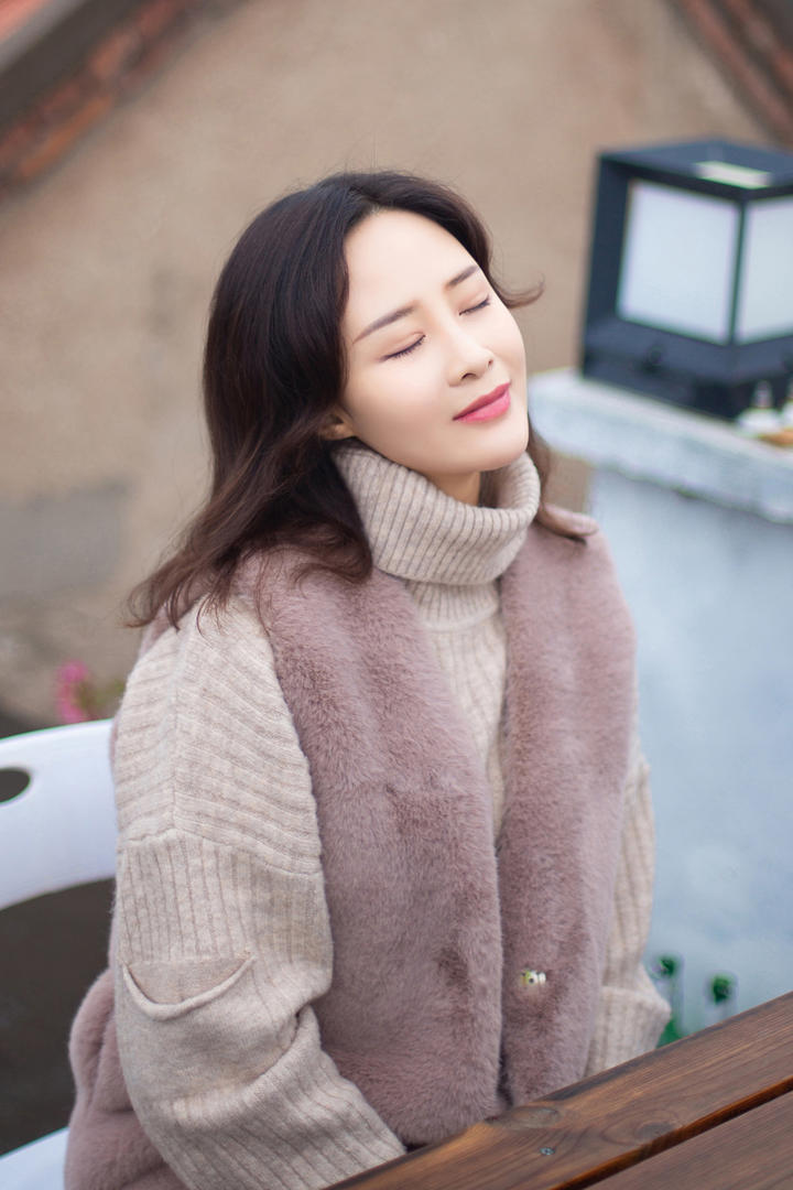 坐在桌子边的高清美女图片毛毛