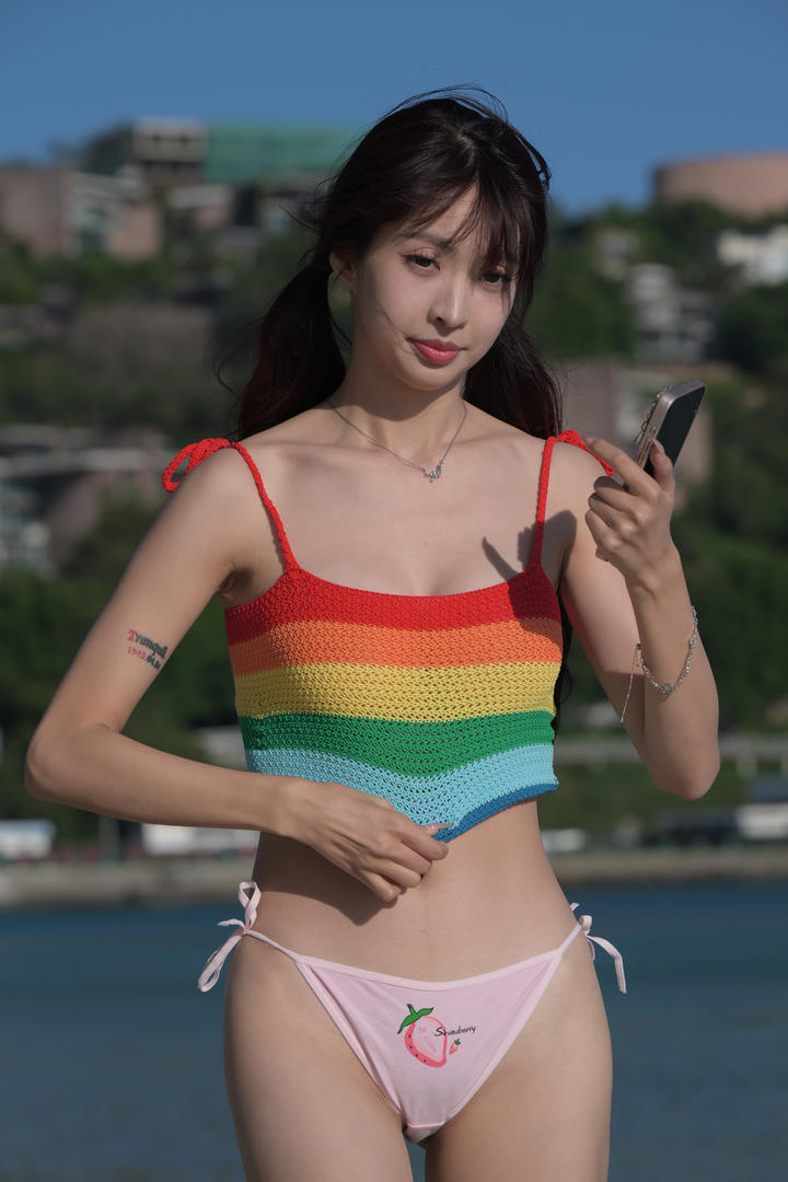 年轻漂亮的小美女性感粉色比基尼写真图片