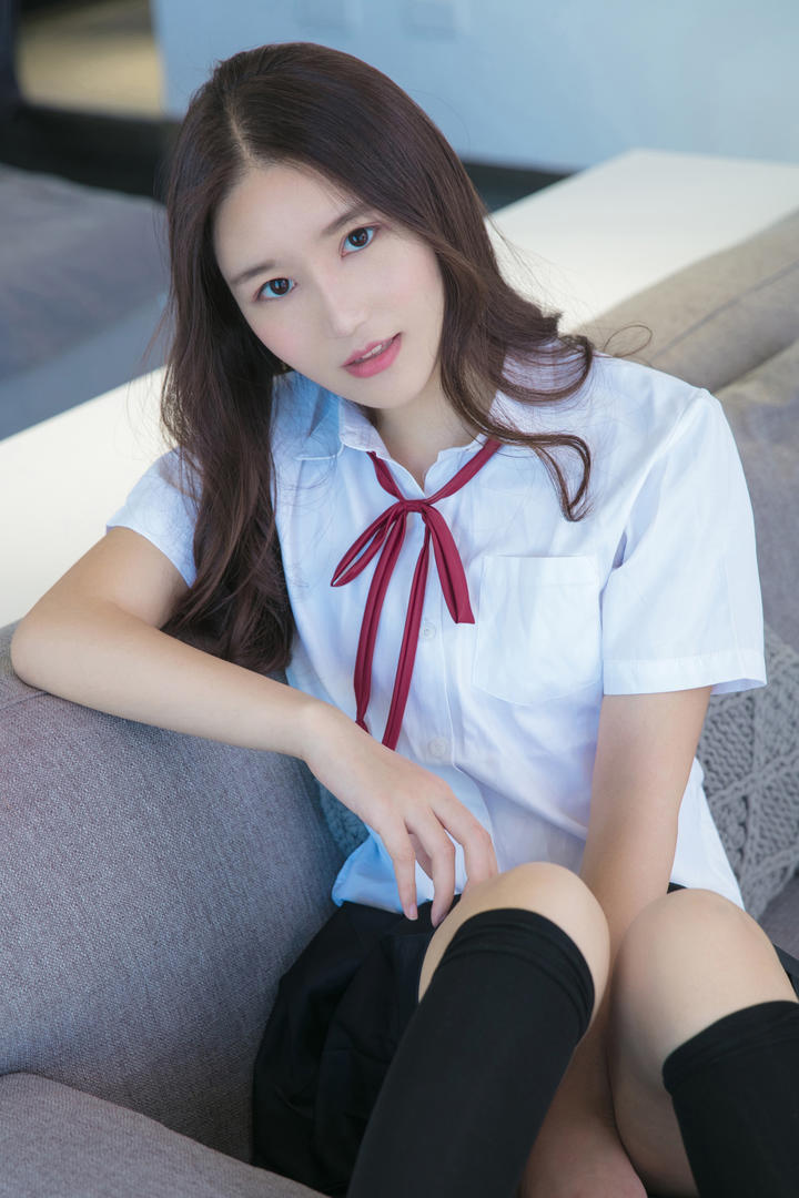 高清穿着衬衫短裙的清纯美女写真