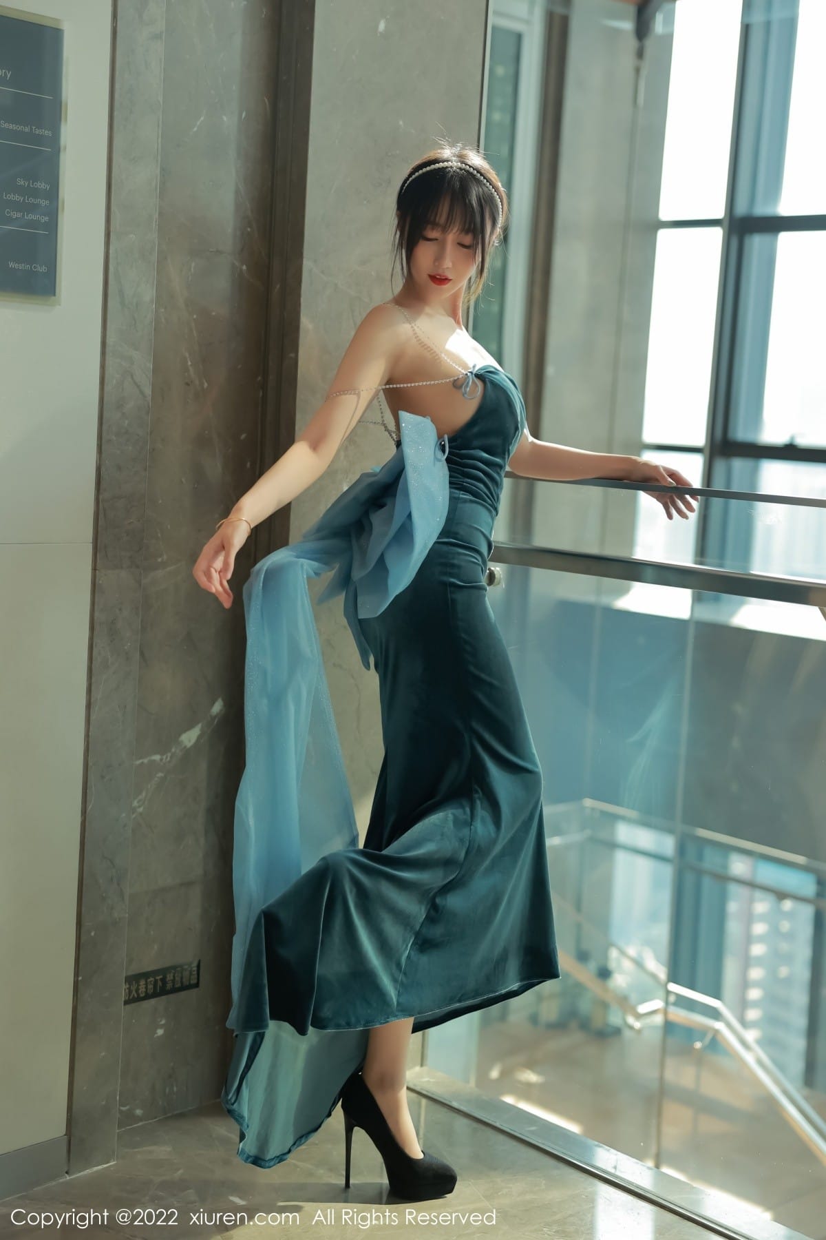 秀人网美女模特玥儿玥er暗绿色长裙原色丝袜香格里拉旅拍