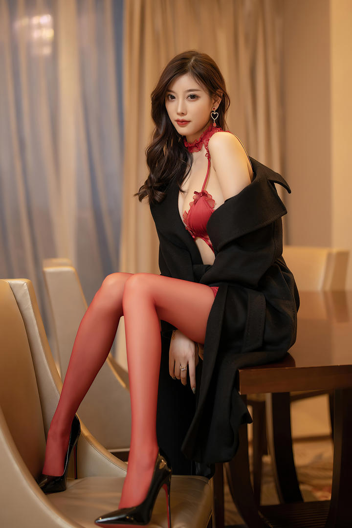 坐在桌子上的性感成熟御姐杨晨晨情趣内衣美女大胆写真图片