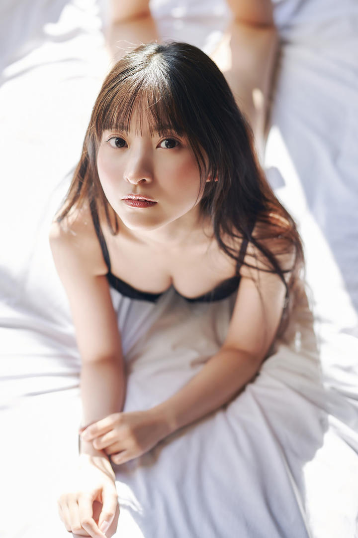 日本内衣美女模特趴在床上任人欣赏图片