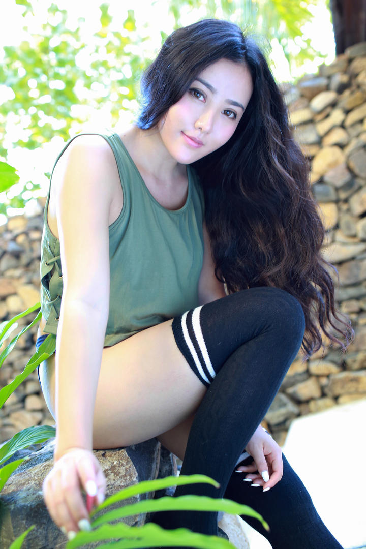 坐在石头上的性感美女写真