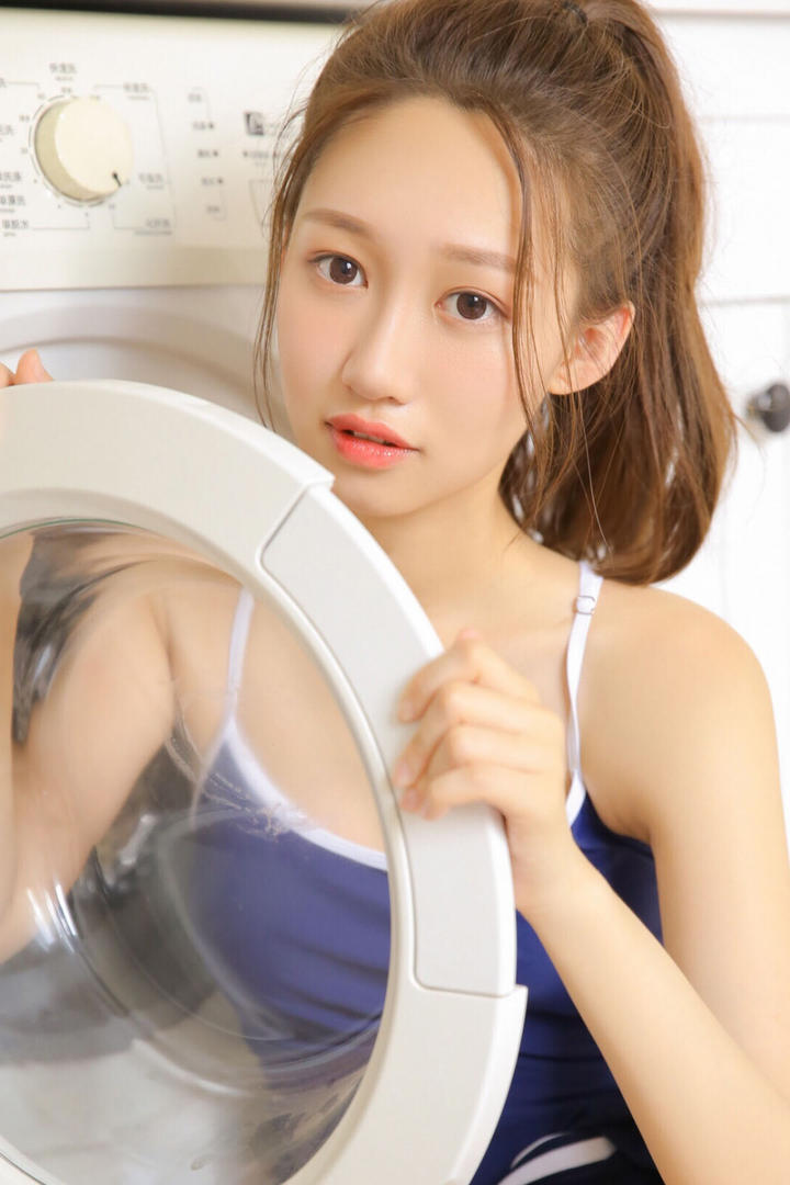 洗衣服的清纯学生妹写真图片