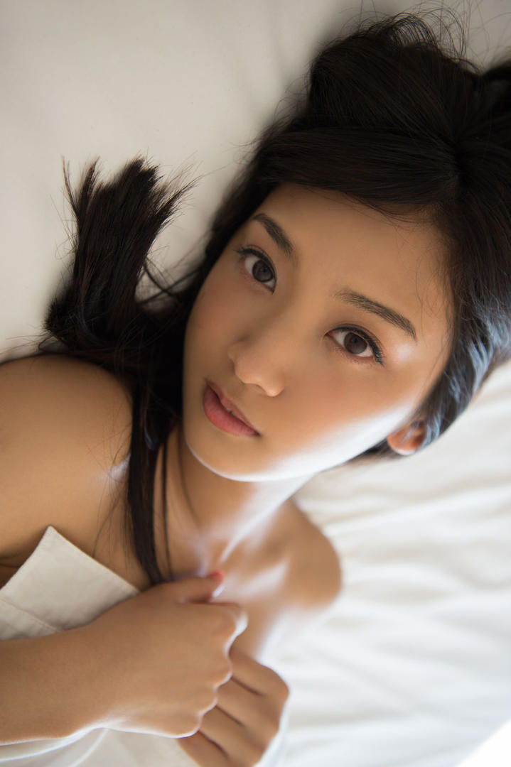 躺在床上的高清日本颜值美女特写图片