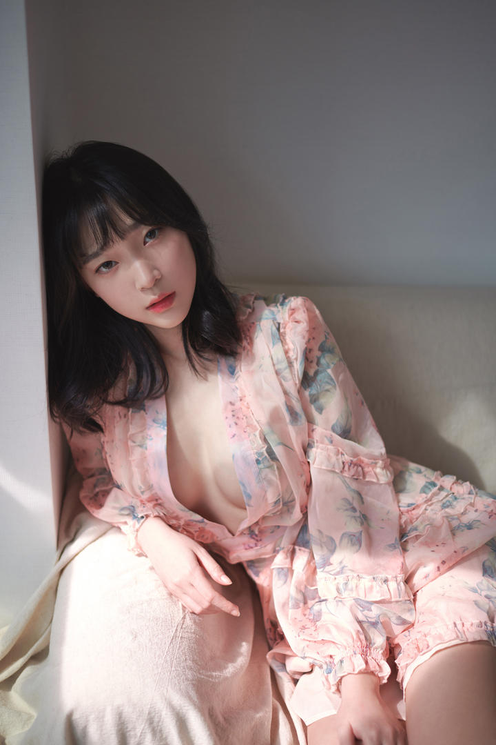 韩国粉色睡衣美女销魂美女图库