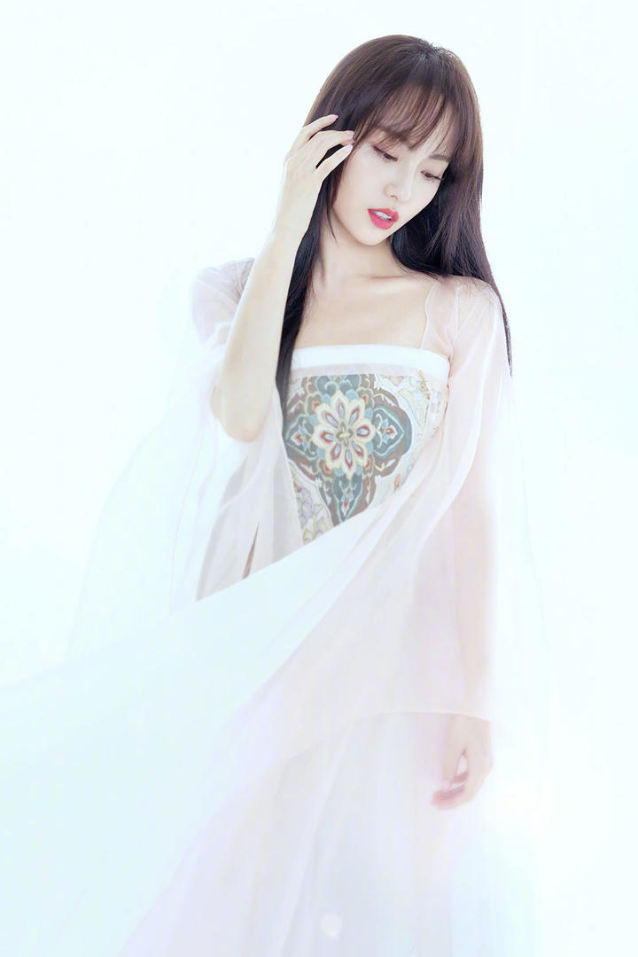 长裙飘飘的唯美古装美女明星张嘉倪高清写真图片