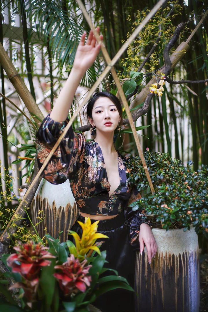 花园里的气质女神唯美女生手机壁纸图片大全