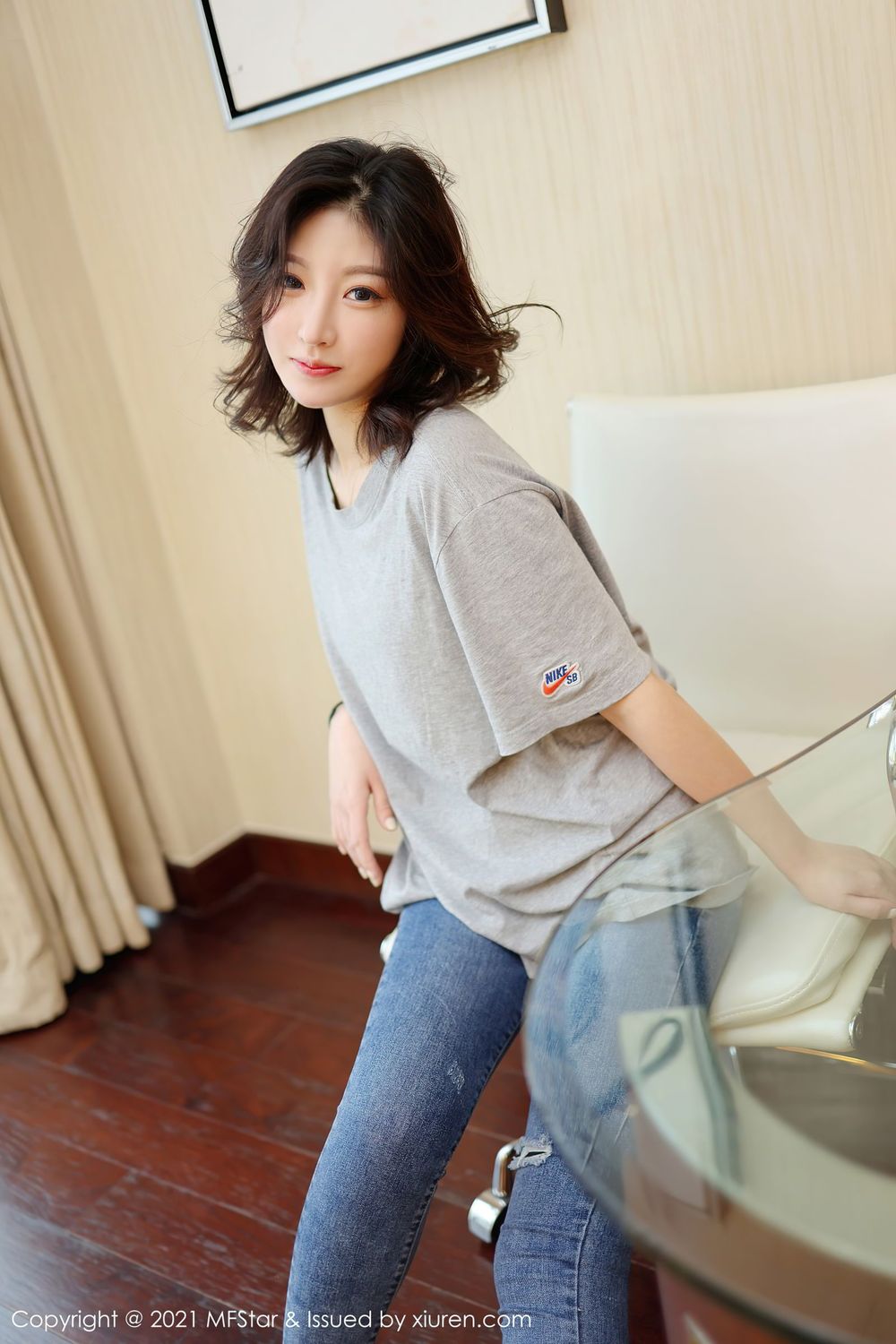 模范学院新人模特人间荒糖性感牛仔裤小蛮腰系列首套写真