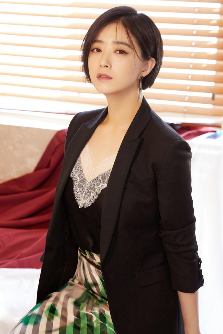 优雅的短发美女明星蒋欣图片