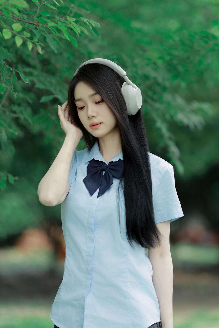 夏日校服裙摆初恋女高中生唯美艺术照图片