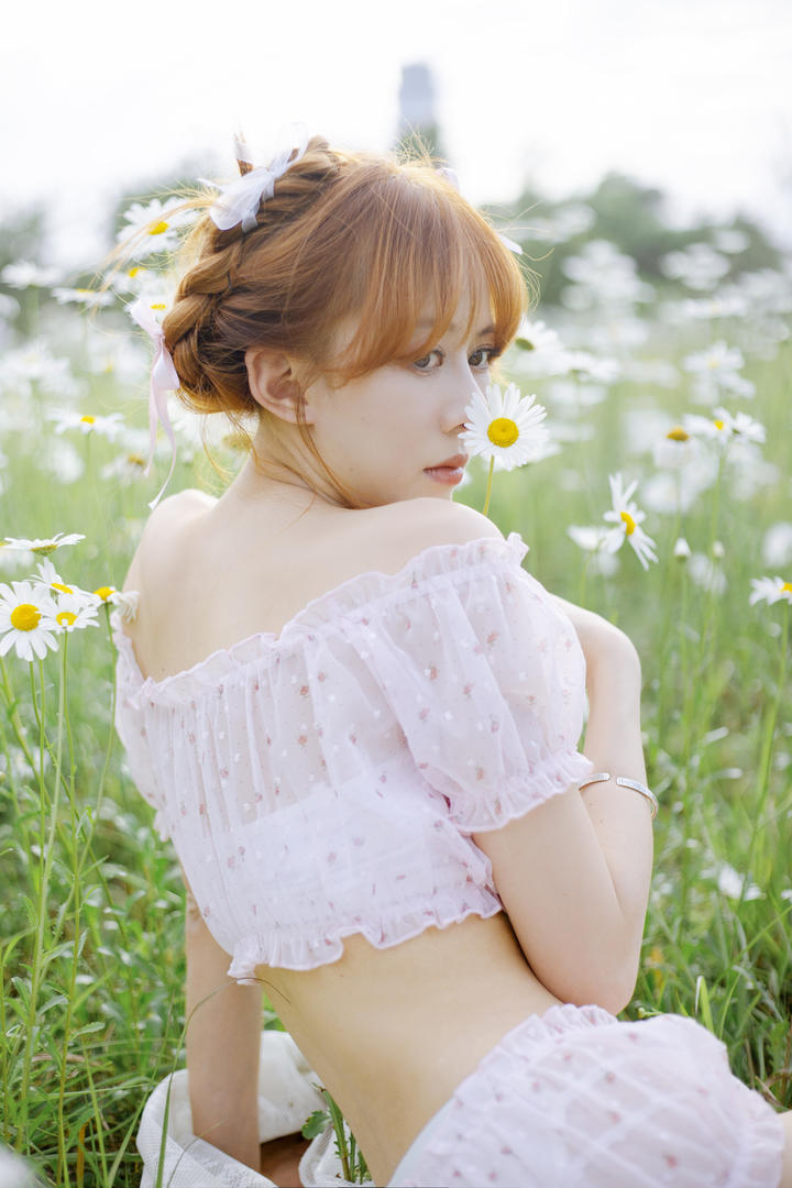 户外踏青的甜美女生116极品美女写真图片