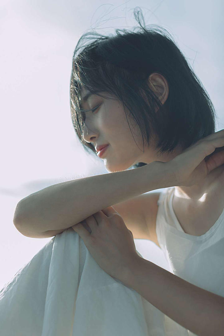 超高清唯美短发清纯女生摄影写真图片