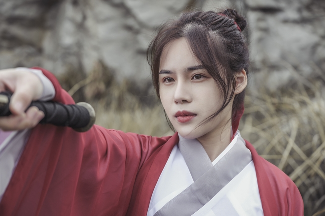 古装武侠风持剑美女图片