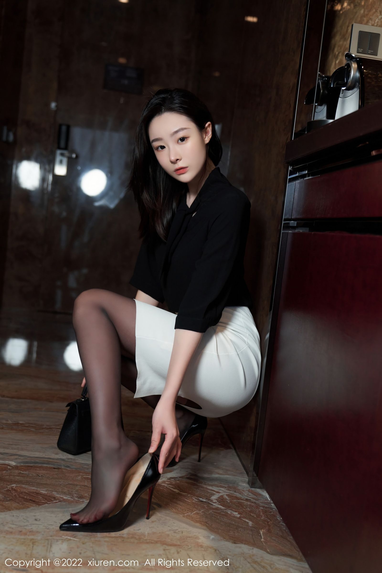 秀人网美女模特逗逗DouDou黑色轻透上衣搭配白色短裙写真