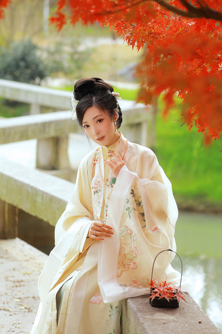 采摘枫叶的古装汉服美女高清图片
