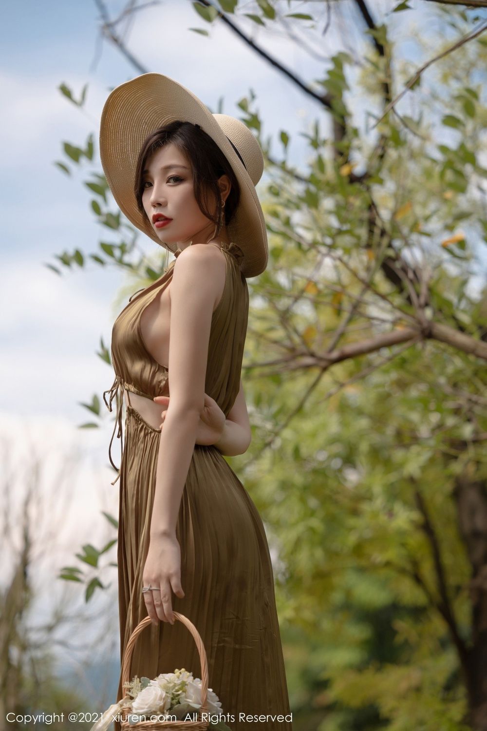 秀人网性感女神芝芝Booty丝袜美腿素色长裙湿身淋漓系列写真