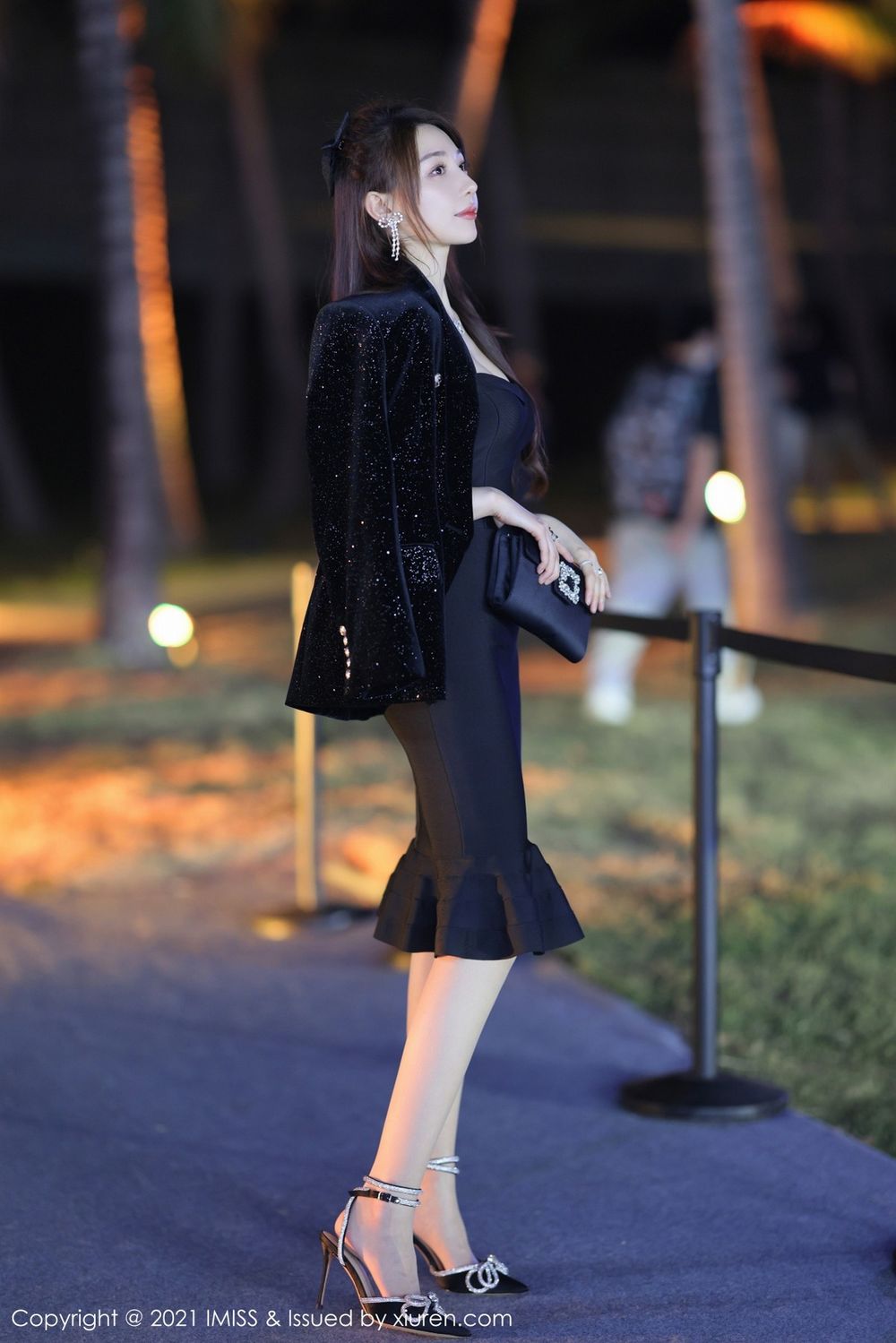 爱蜜社气质女神Lynn刘奕宁修长美腿居家内衣系列街拍美图