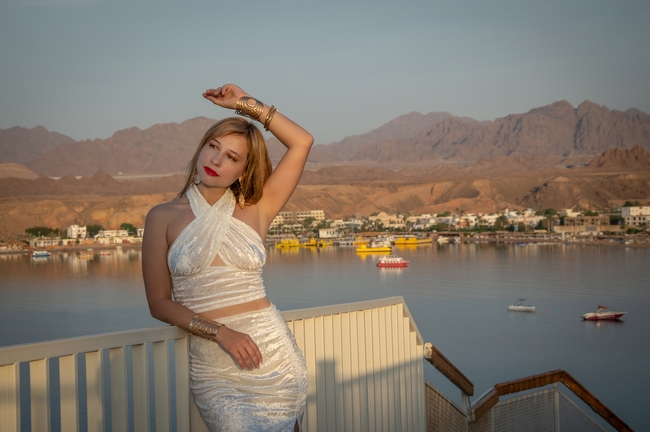 户外性感时尚美女人像写真摄影图片