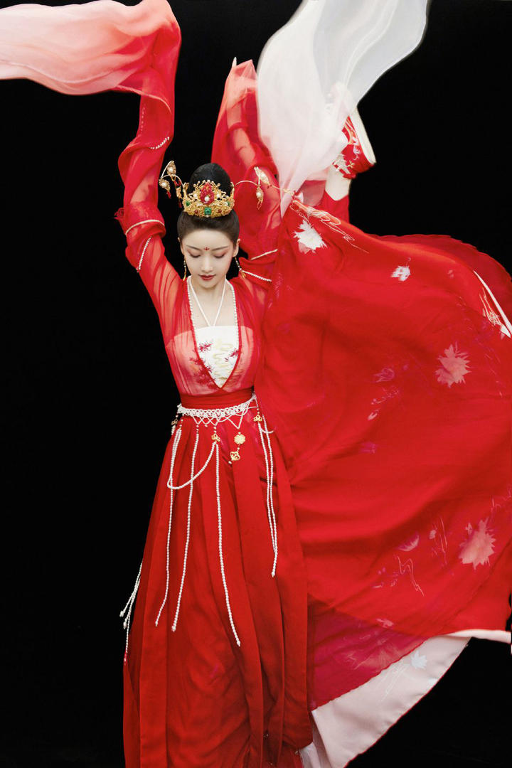 一身红色长裙翩翩起舞的古装美女图片