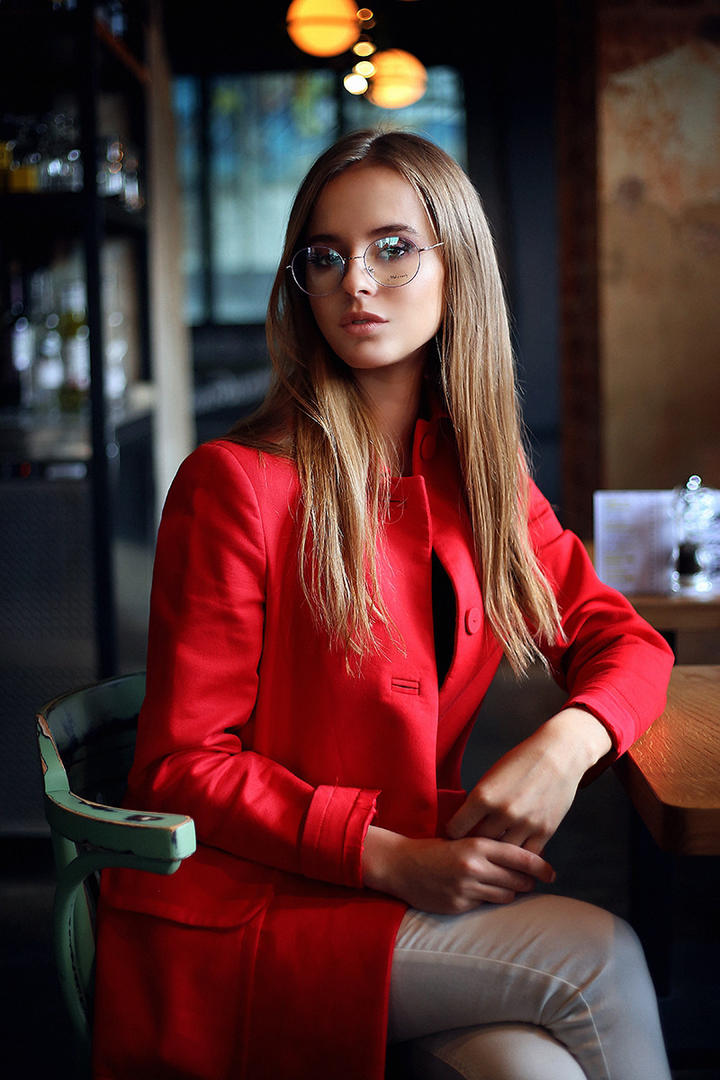 戴眼镜的欧美气质女神艺术写真