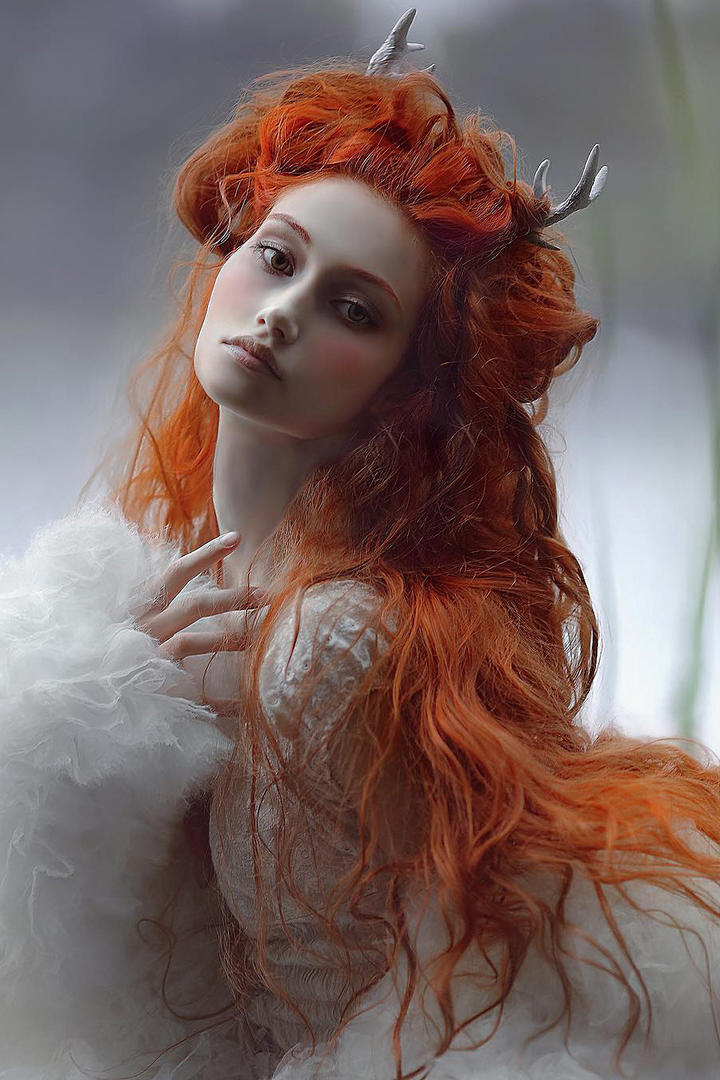 长着犄角的欧美女生艺术写真