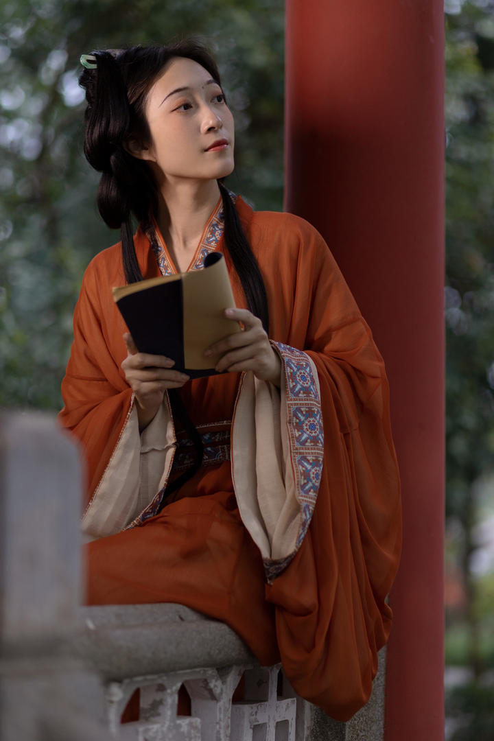 读书的红色古装美女艺术写真照片大全