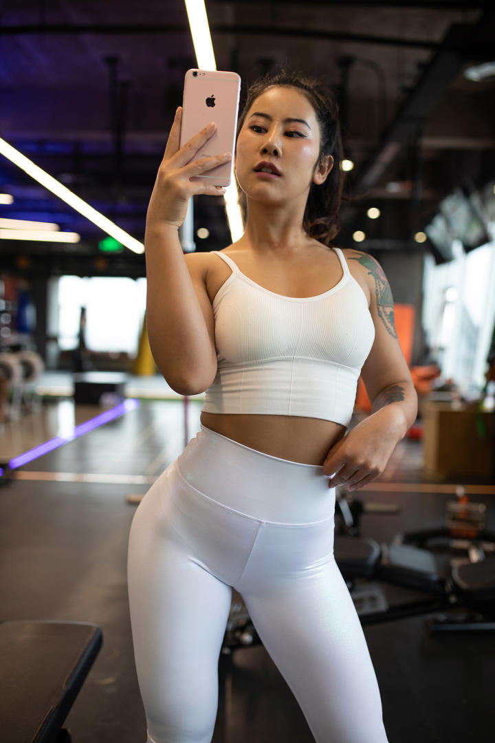 健身房里的性感紧身裤美女自拍图片