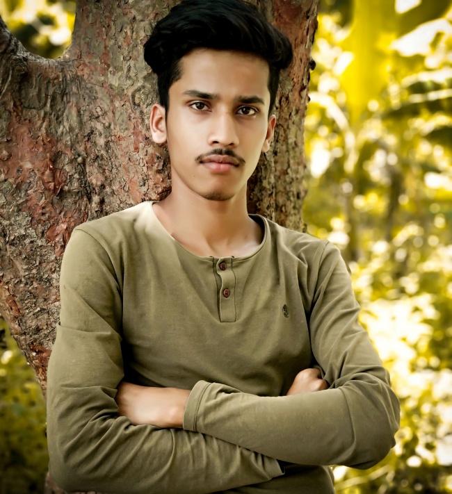 倚靠在大树边上的帅哥图片