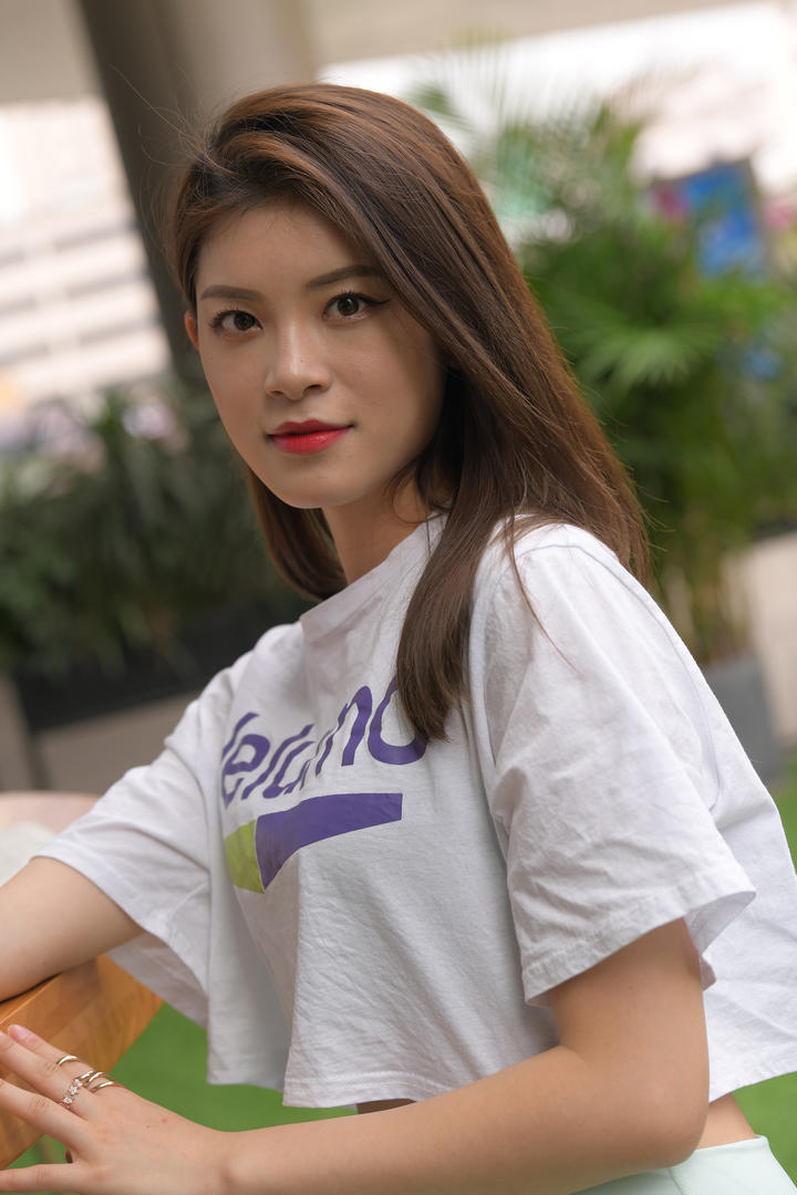 街拍清纯瑜伽美女教练图片