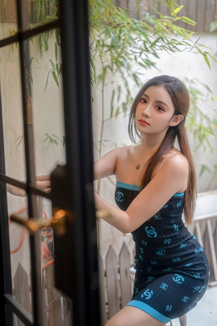 抹胸超短裙美女高清写真图片