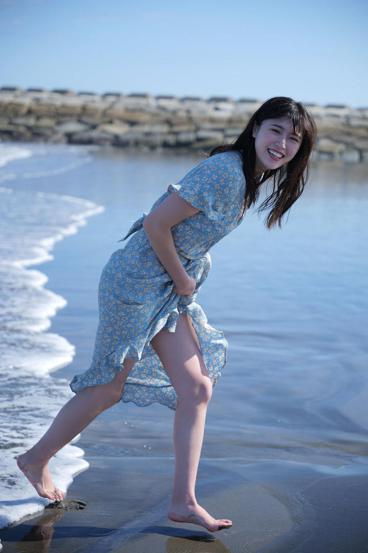 踏浪而行的日本漂亮素人美女人像写真图片