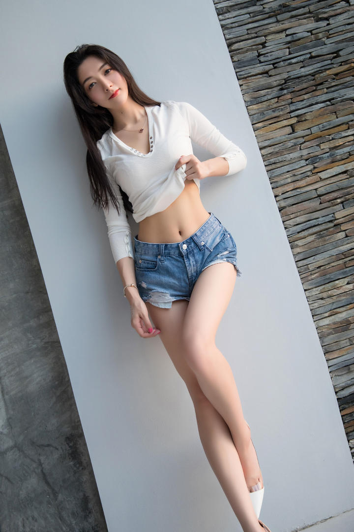 性感小蛮腰长腿美女写真图片