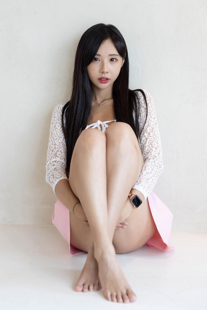 国产长发美女模特GOGO人体艺术写真图片