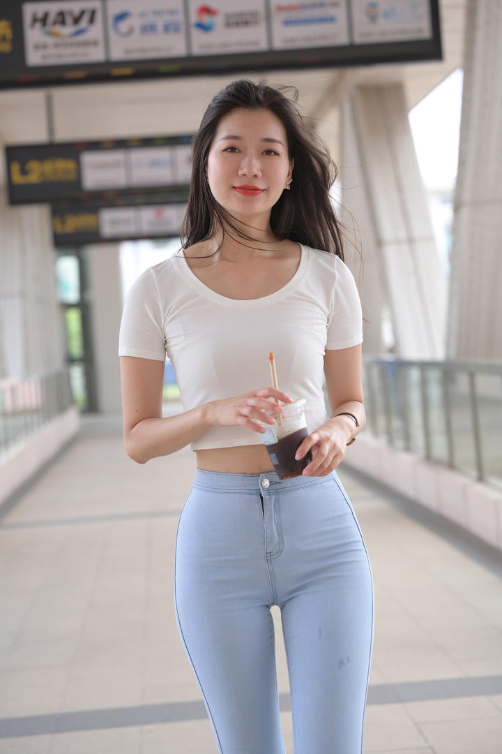 街拍韵味御姐紧身牛仔裤性感美图