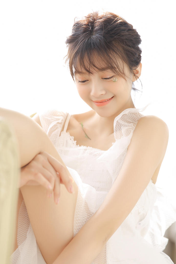 高清清纯美腿女生写真图片