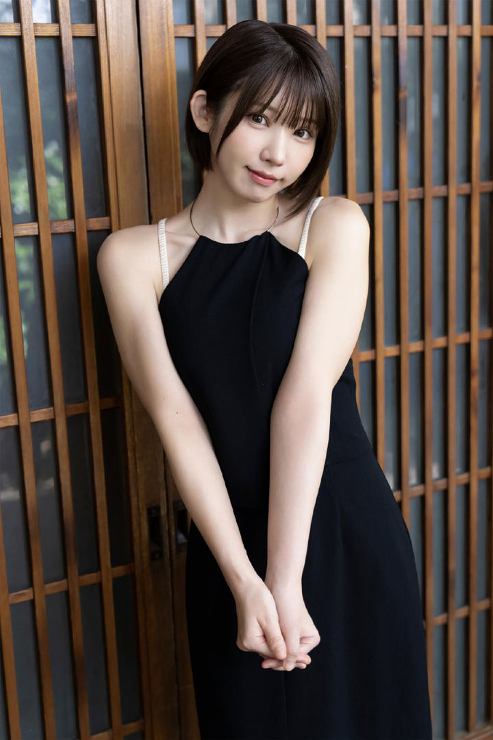 校园里的清纯与性感，短发美女学生个人私拍写真图片