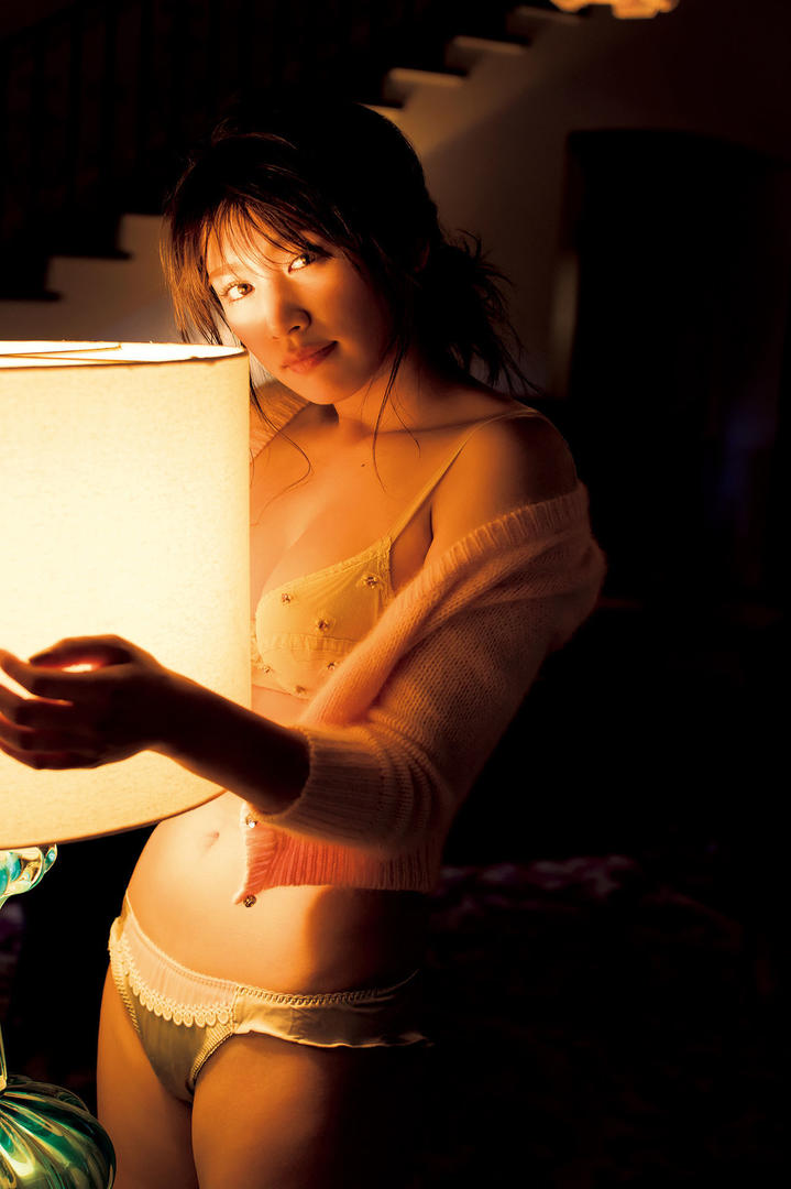 抱着台灯的日本内衣美女494949大但人文艺术图片
