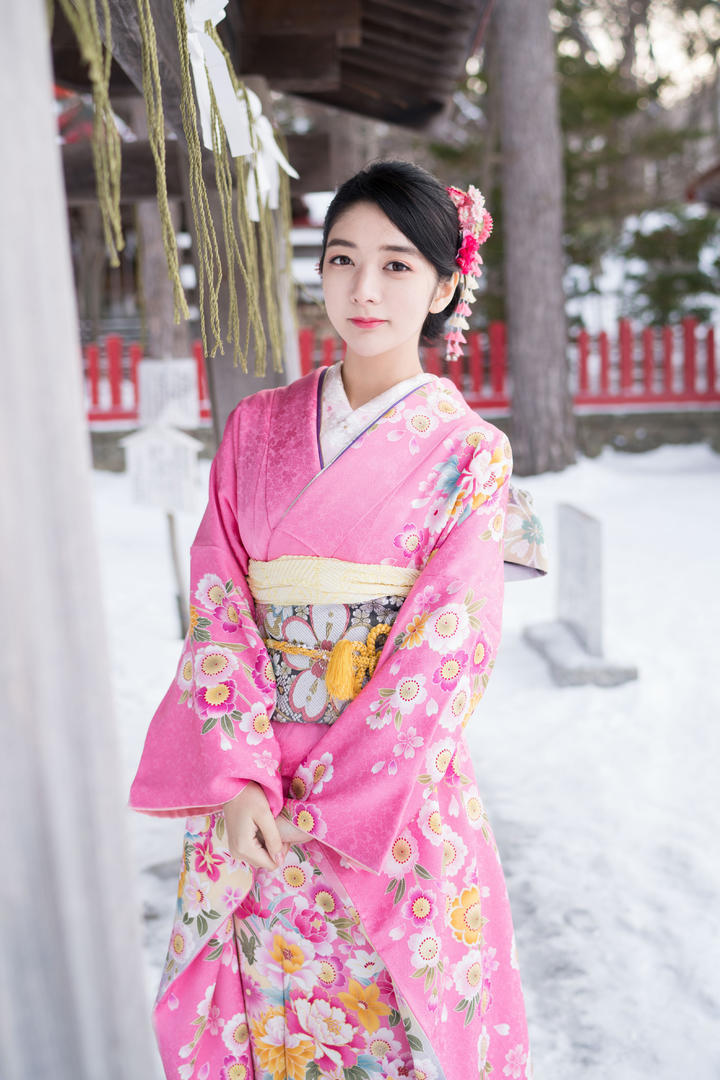 高清站在雪中的和服美女写真