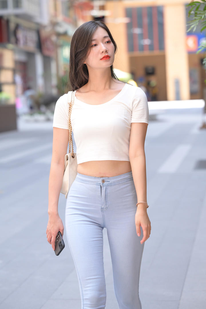 街拍韵味御姐性感紧身裤图片