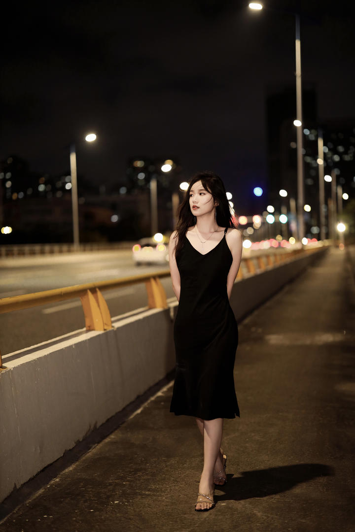 午夜高架桥街拍！黑色吊带连衣裙美女氛围感大片夜景人像摄影技巧