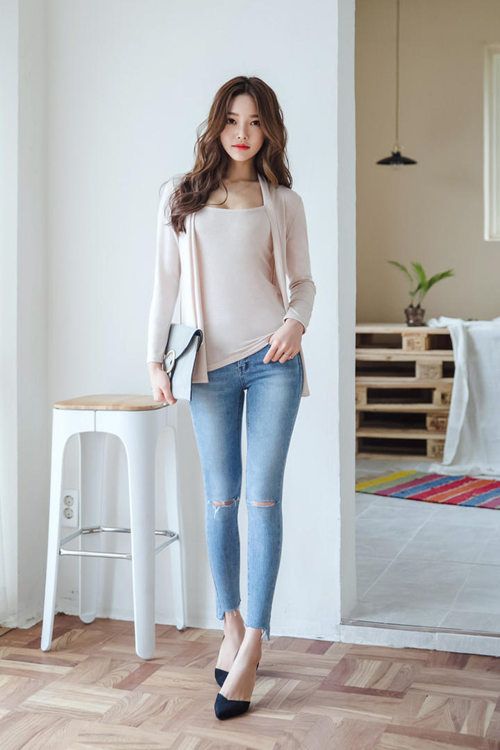 穿着牛仔裤的韩国美女朴正允图片