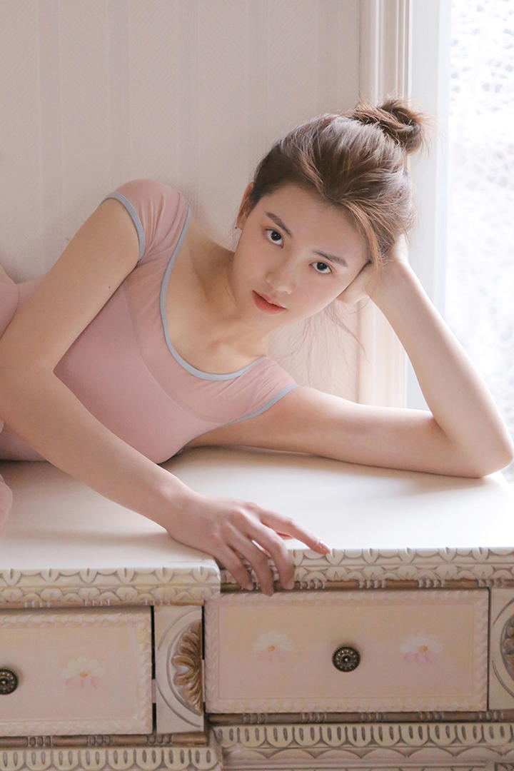 趴在桌子上的美女头像女生简单气质
